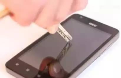 【涨姿势】手机到底要不要贴膜？这回终于知